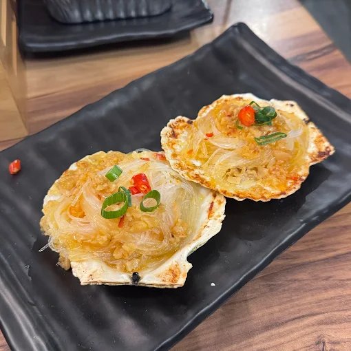 Grilled scallops with glass noodles and garlic